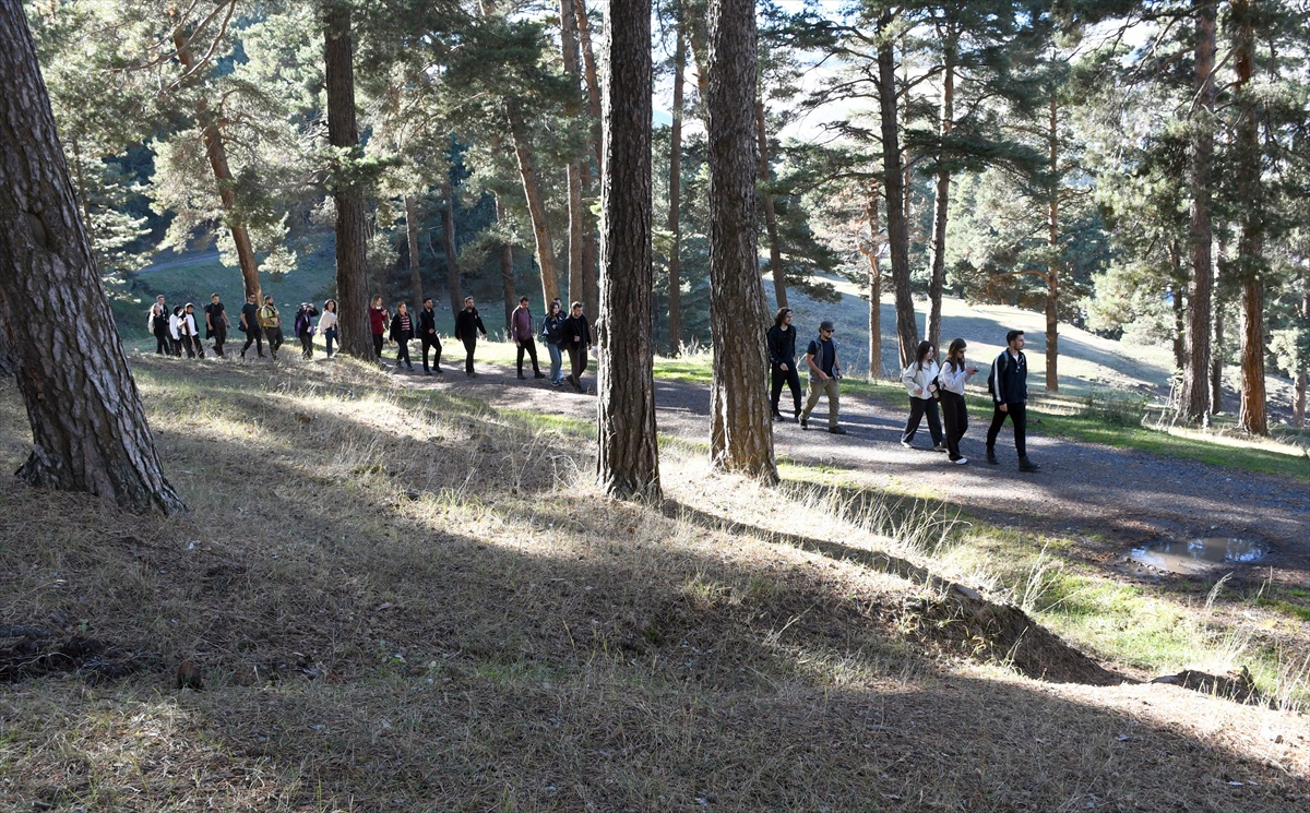 Sarıkamış\'ta Kafkas Üniversitesi\'nden 30 öğrenci 13 kilometre yürüyüp kuş gözlemledi