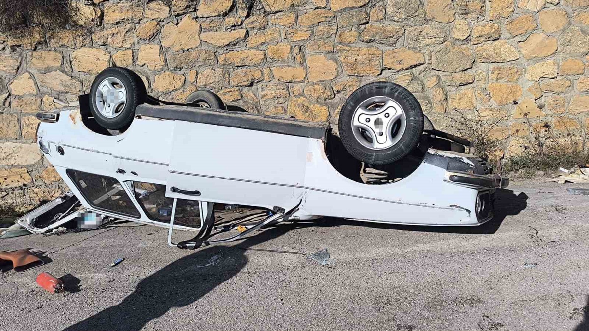 Karabük\'te kaya parçalarından kaçan otomobil ters döndü, 3 kişi yaralandı