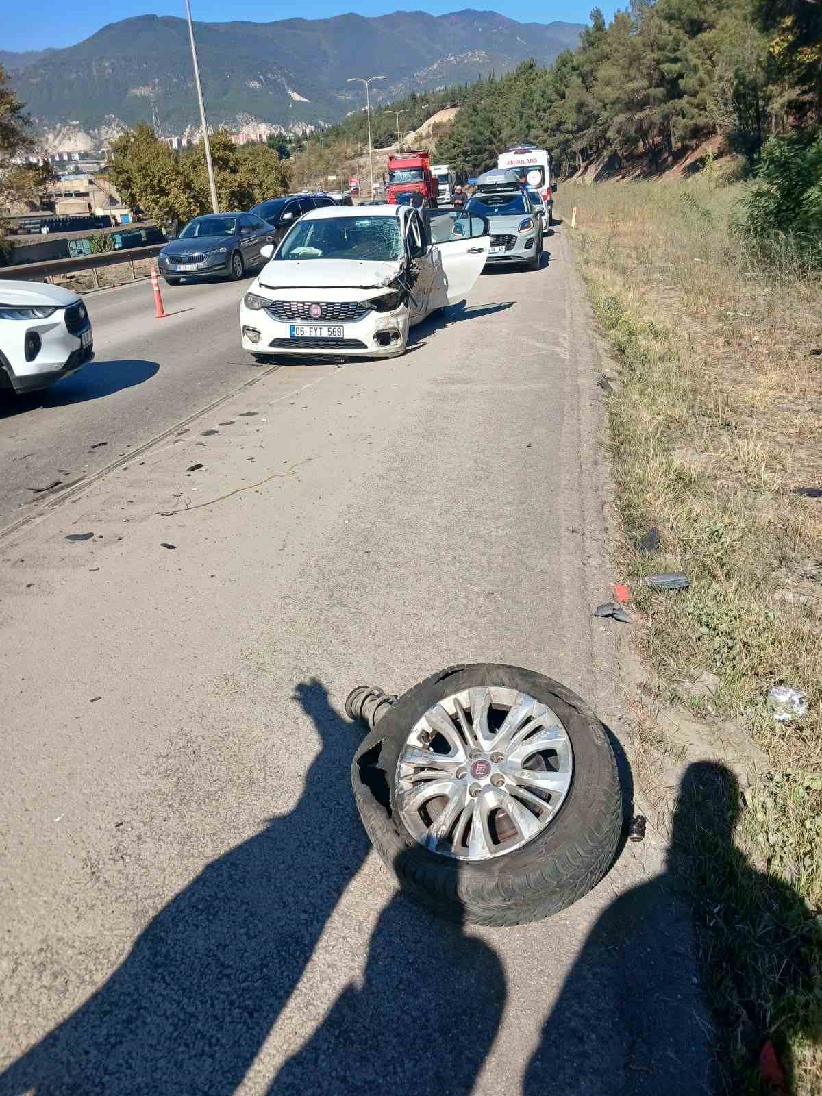 Karabük\'te otomobil tıra ve hafif ticari araca çarptı, 1 yaralı itfaiyeyle kurtarıldı