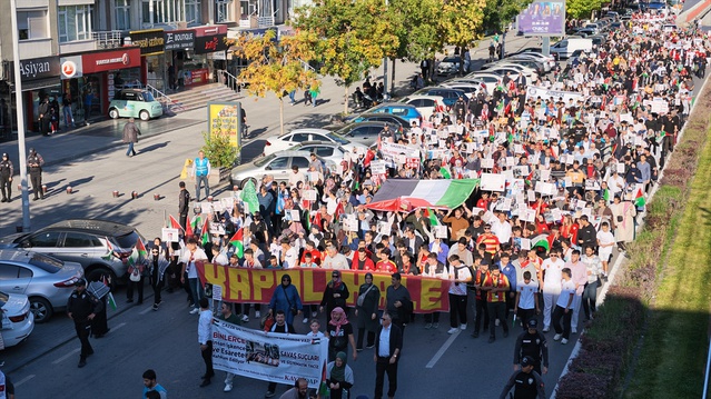 Kayseri'de KAYFİDAP'ın Filistin'e destek yürüyüşüne 12 kefenli bebek maketi bırakıldı
