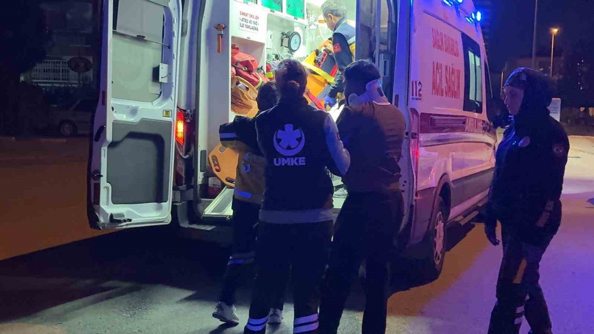 Kayseri Melikgazi\'de iki araç çarpıştı, savrulan SUV ağaca çarptı ve 4 kişi yaralandı