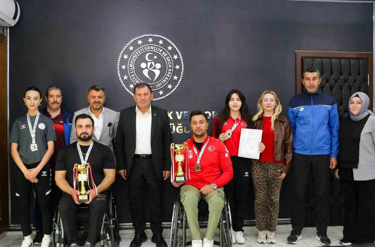 Kayserili sporcular Mersin\'de Türkiye rekoru kırıp kürsüye çıktılar