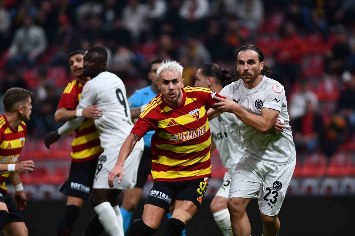 Kayserispor evinde Manisa FK\'yı 3-2 yendi, galibiyet golü 90+3\'te Murat Cem\'den geldi