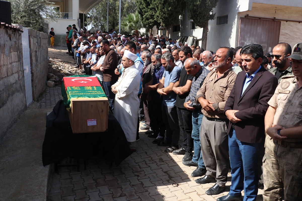 Batan yolcu gemisinde ölen Mustafa Demir, Hatay\'da kardeşinin yanına defnedildi