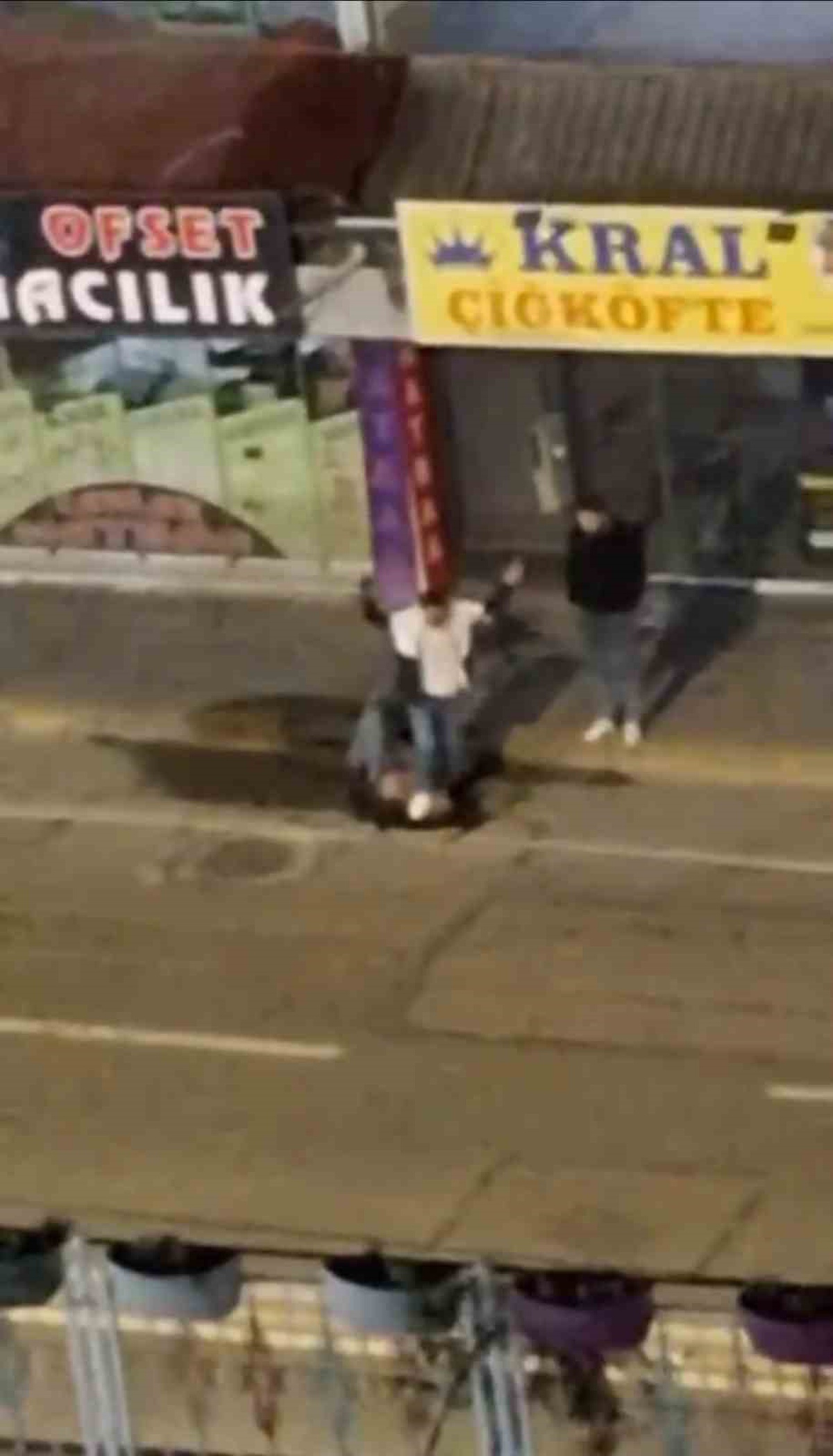 Kocaeli İzmit\'te bir şahıs, yerdeki erkeğin yüzüne ayağıyla basarken görüntülendi