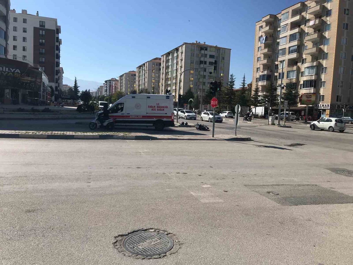 Konya Ereğli\'de SUV ile motosiklet çarpıştı, yaralanan 2 kişi hastaneye kaldırıldı