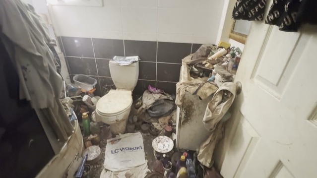 Kuşadası Belediyesi Soğucak'ta çöp evden 6 kamyon atık çıkarıp ilaçlama yaptı