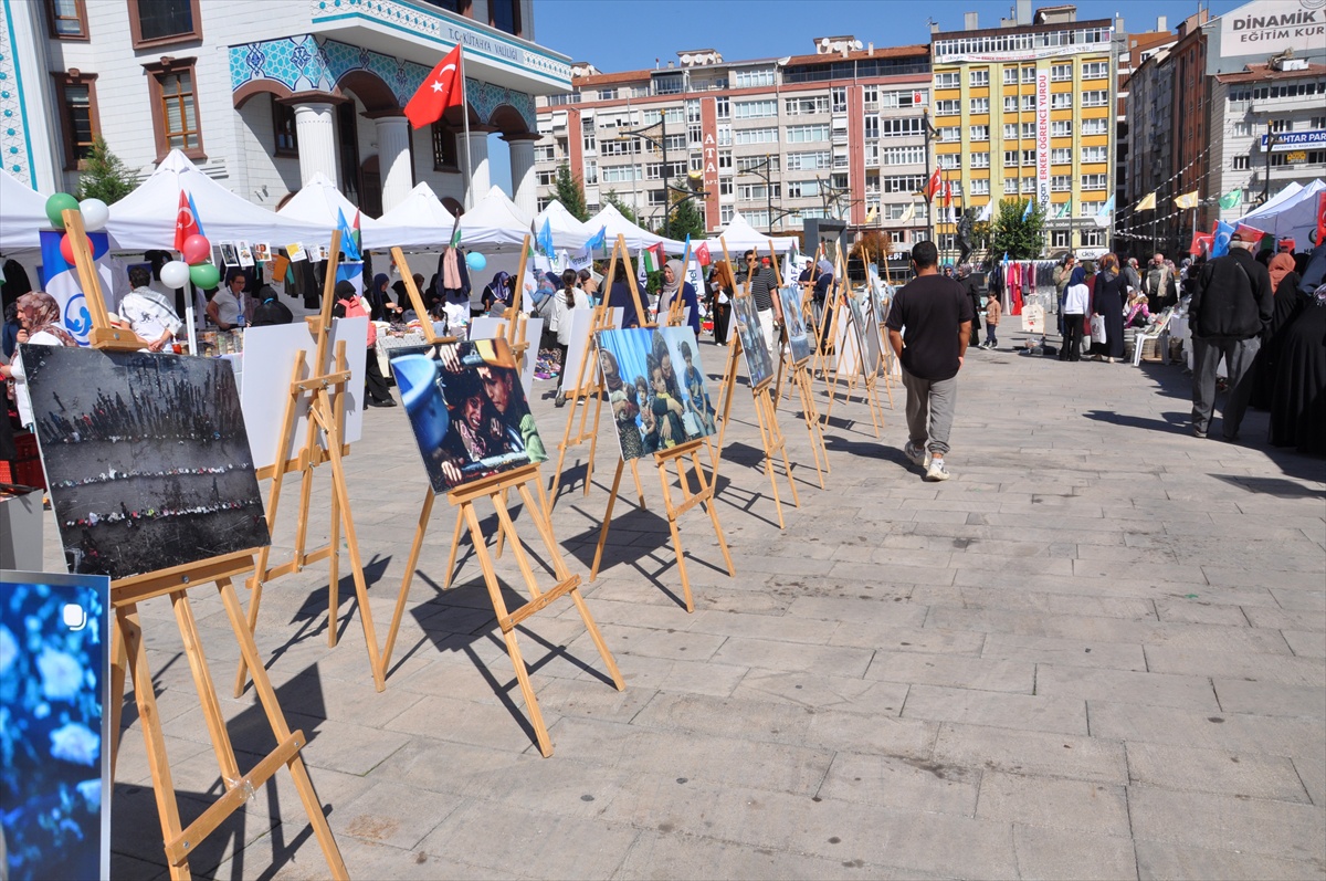 Kütahya\'da Zafer Meydanı\'nda kurulan Hayır Çarşısı\'nda Gazze için satış yapılıyor