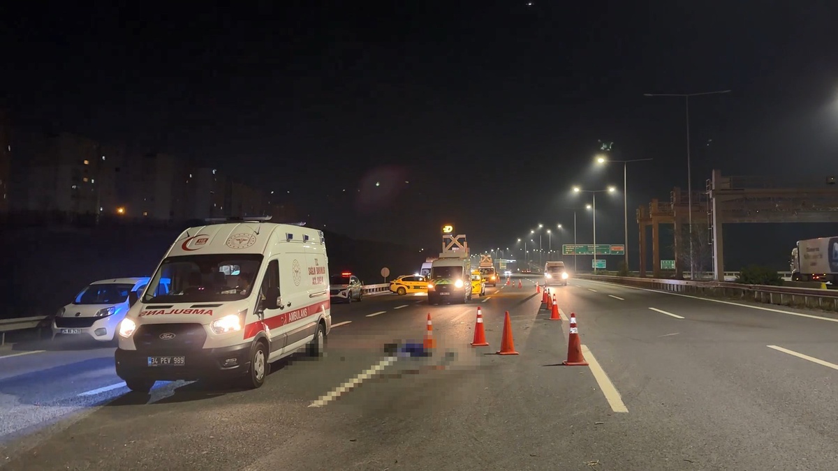 Başakşehir\'de iddiaya göre bariyerlere çarpan hafif ticari araç sürücüsü öldü