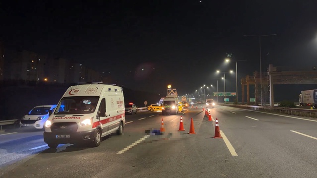 Başakşehir'de iddiaya göre bariyerlere çarpan hafif ticari araç sürücüsü öldü