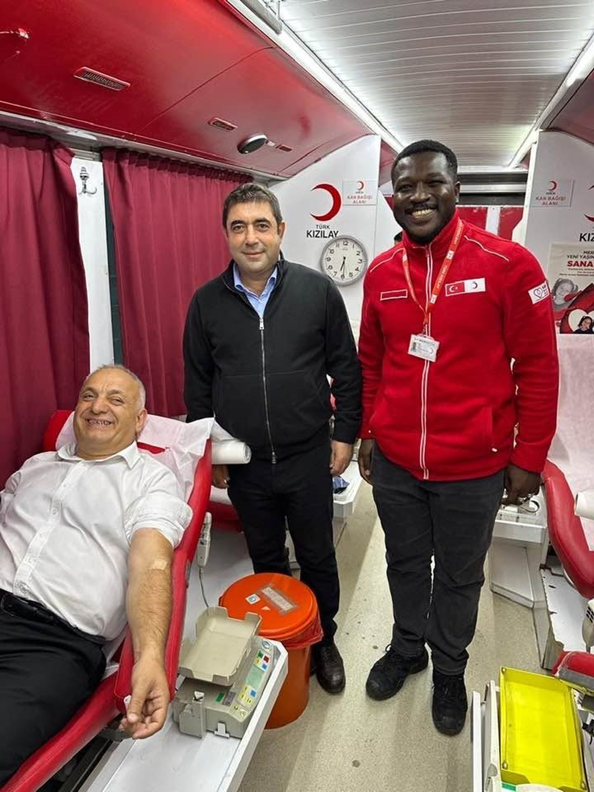 Lokman Ayva Düzce\'de kan bağışı yaparak Kızılay\'a destek oldu, çağrı yaptı