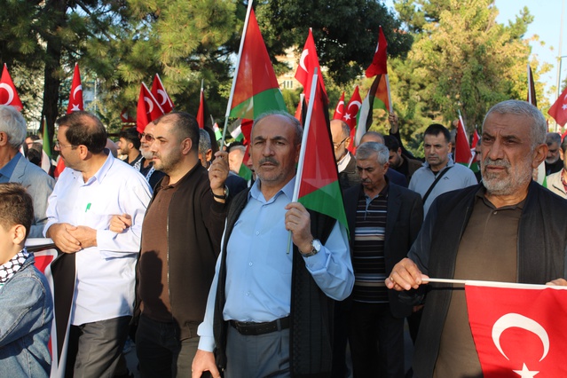 Malatya'da Aksa Tufanı'nın yıldönümünde yüzlerce kişi Filistin için yürüdü