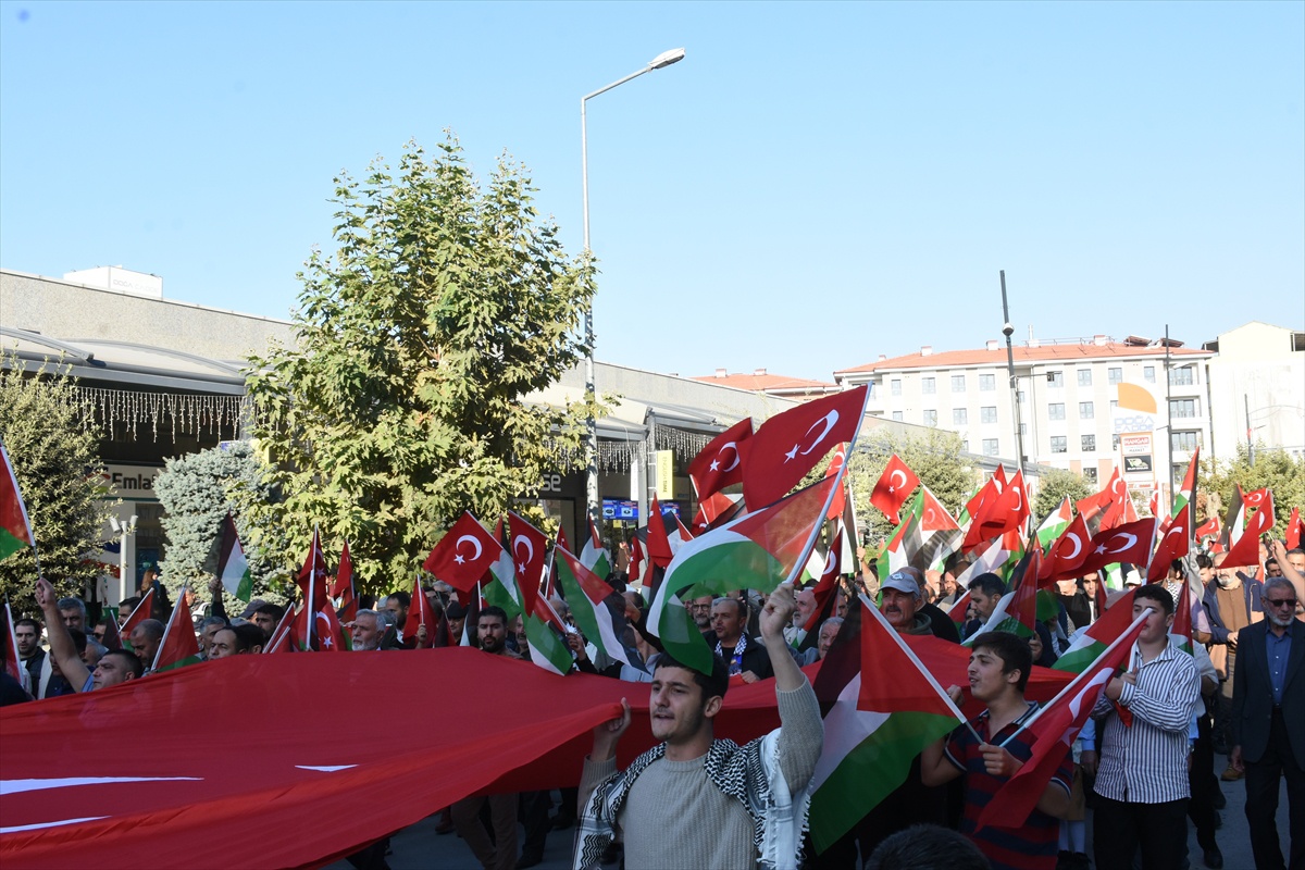 Malatya\'da Gazze\'deki soykırımın 3. yılı için yürüyüş Süper Park\'ta sona erdi