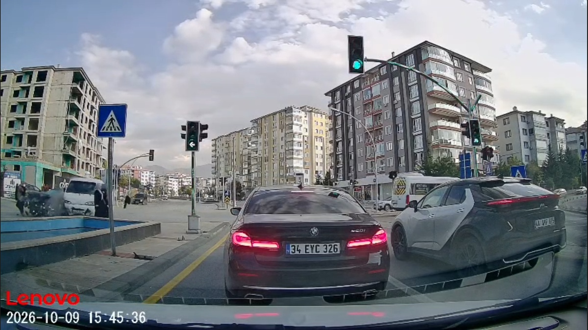 Malatya Yeşilyurt\'ta kamyonet otomobille çarpıştı, sürücü yaralandı, 2 kadın kurtuldu