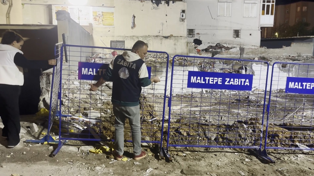 Maltepe\'de 5 kişinin öldüğü binanın enkazı kaldırıldı, arsa çevresi kapatıldı