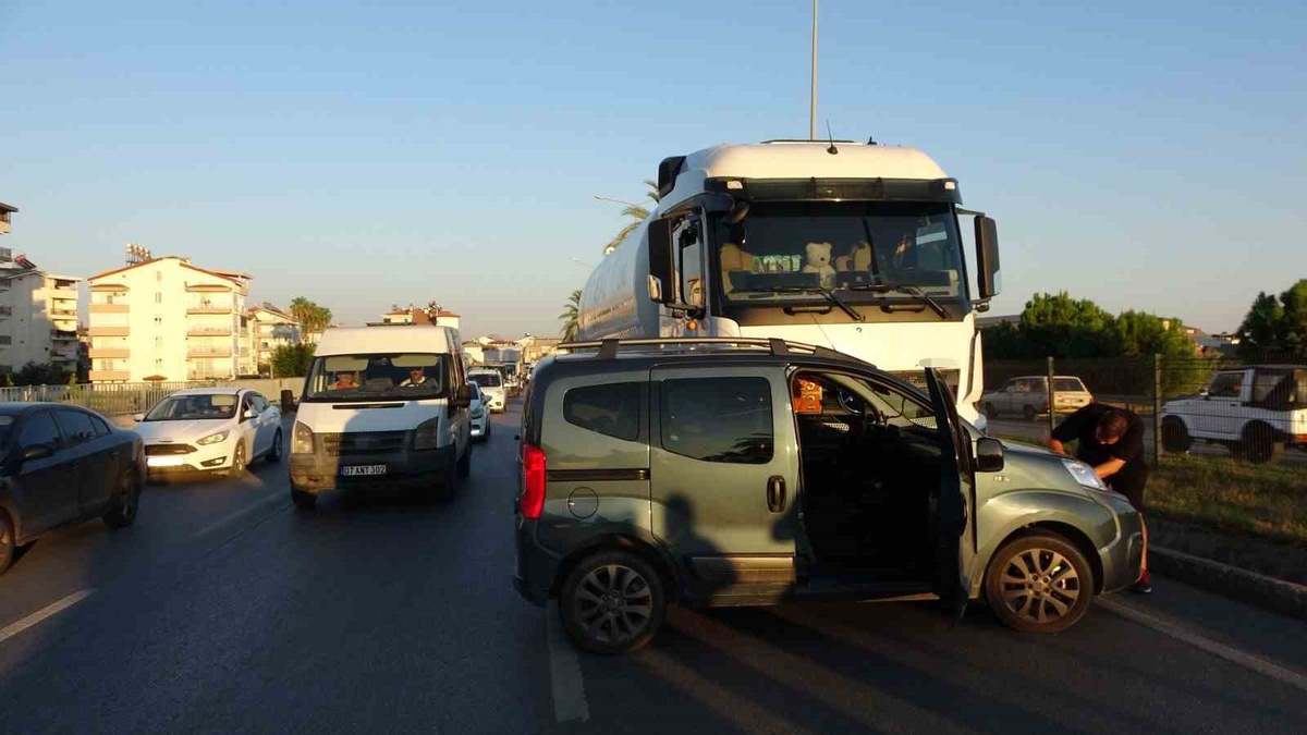 Manavgat\'ta LPG tankeri, hafif ticari aracı çarparak sürükledi; yaralanan olmadı