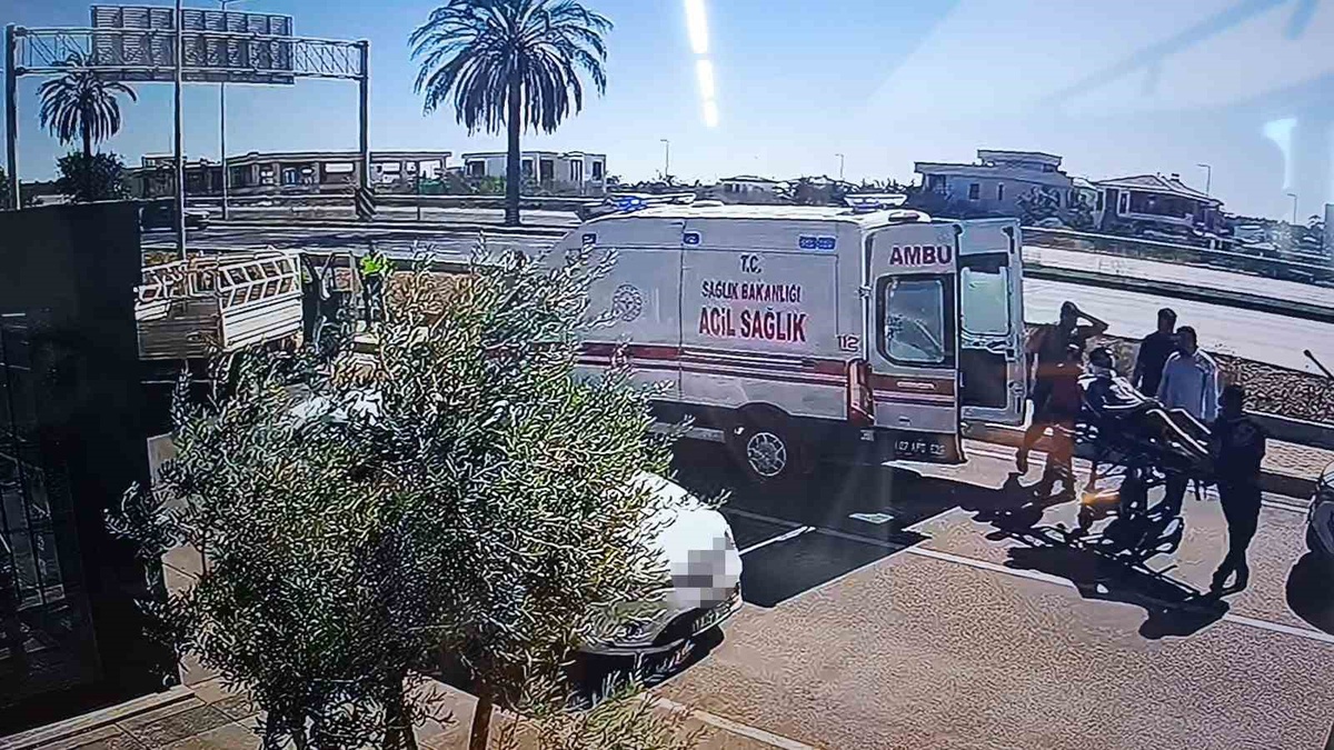 Manavgat\'ta kamyonete çarpan motosiklette 1 kişi yaralandı, yolcu motosikletle kaçtı