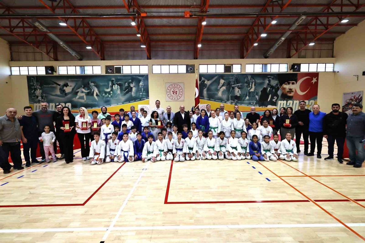 Manisa\'da düzenlenen Sporun Enleri Ödül Töreni\'nde 8 antrenöre plaket verildi