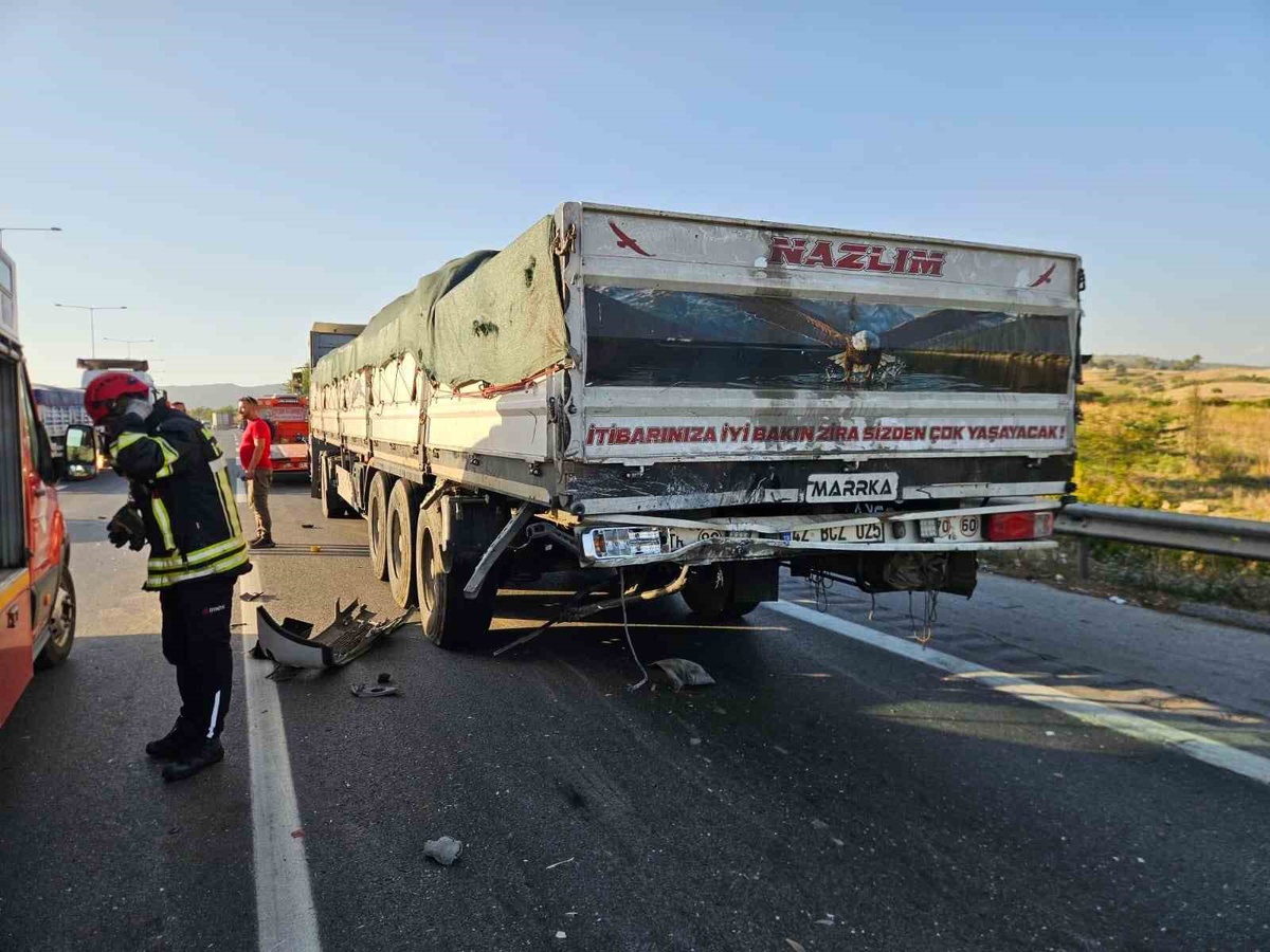 Mersin\'de çekiciye arkadan çarpan hafif ticari araçtaki 2 kişi öldü, 1 kişi yaralandı