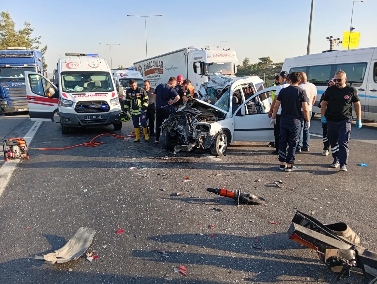 Mersin\'de TIR\'a arkadan çarpan araçta Eyüp Bolat ve eşi öldü, oğulları ağır yaralandı
