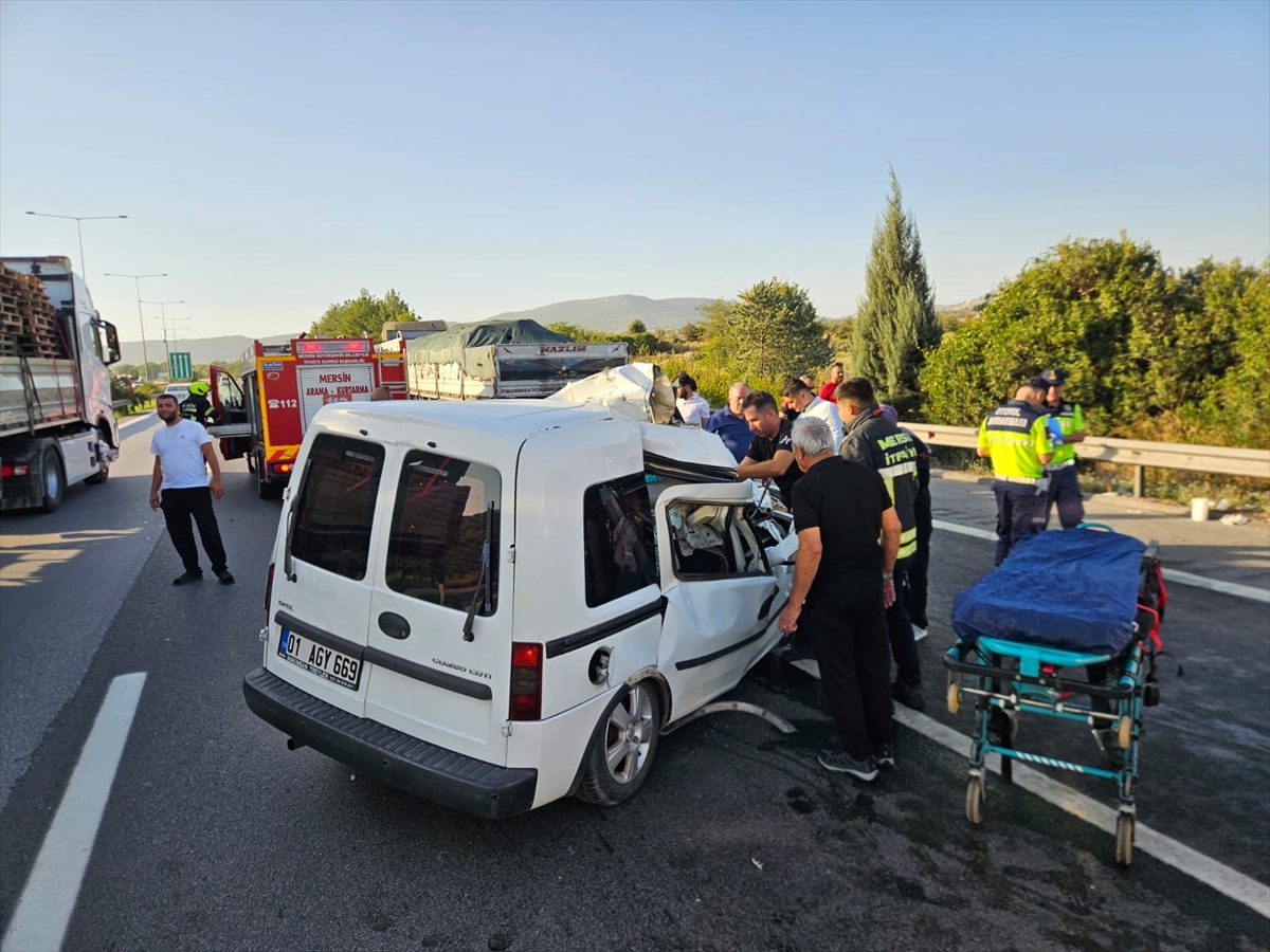Mersin Tarsus\'ta hafif ticari araç tıra arkadan çarptı, 2 kişi öldü, 1 kişi yaralandı