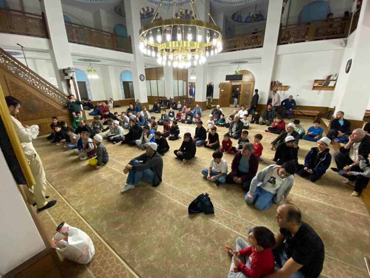 Burhaniye\'de müftülük projesiyle 70 çocuk camide buluştu, hediyeler dağıtıldı