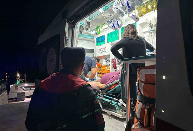 Muğla Fethiye açıklarında yaralanan vatandaş Sahil Güvenlik botuyla tahliye edildi