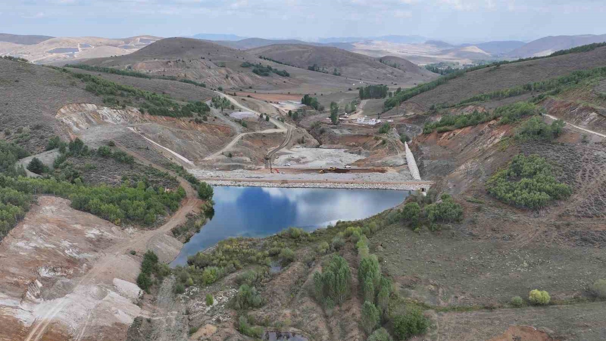 Bayburt\'taki Petekli Göleti\'nde gövde dolgusu sürüyor, 6 bin 340 dekar sulanacak
