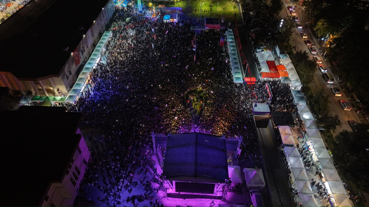 Niğde\'deki 6. Gastronomi Festivali\'nde Sagopa Kajmer şarkılarını seslendirdi