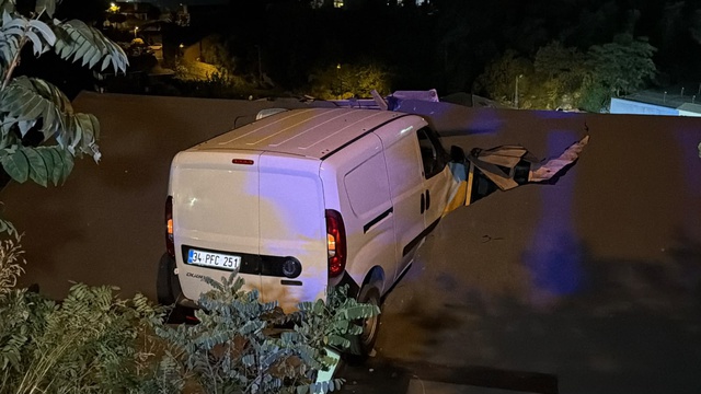 Böylesi görülmedi! Kontrolden çıkan araç evin çatısına uçtu