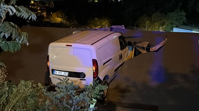 Sarıyer Kocataş'ta kayarak evin çatısına uçan hafif ticari aracın sürücüsü yaralandı
