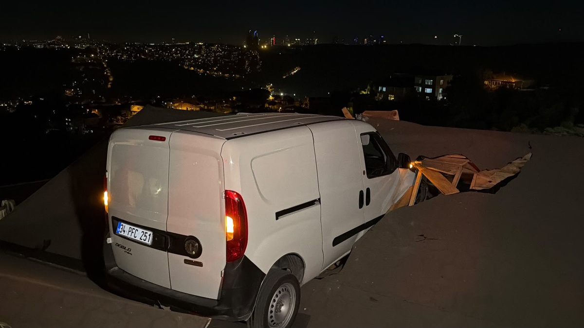 Böylesi görülmedi! Kontrolden çıkan araç evin çatısına uçtu