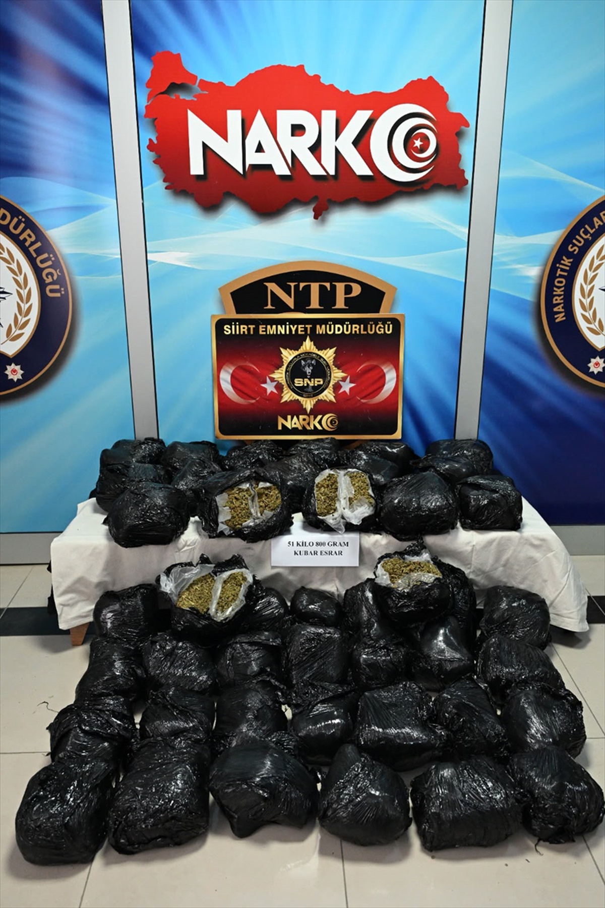 Siirt Baykan\'da otomobilinde 51 kilo 800 gram esrar ele geçirilen sürücü tutuklandı