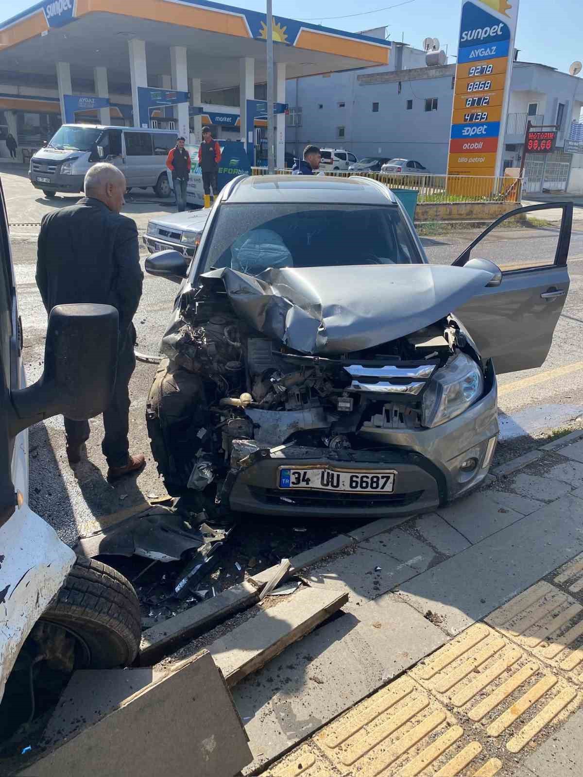 Siirt\'in Alan Mahallesi\'nde iki araç çarpıştı, 3 kişi hafif yaralandı