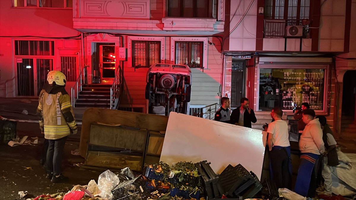 Şişli\'de panelvan apartman boşluğuna düştü, araçtan çıkarılan sürücü yaralandı