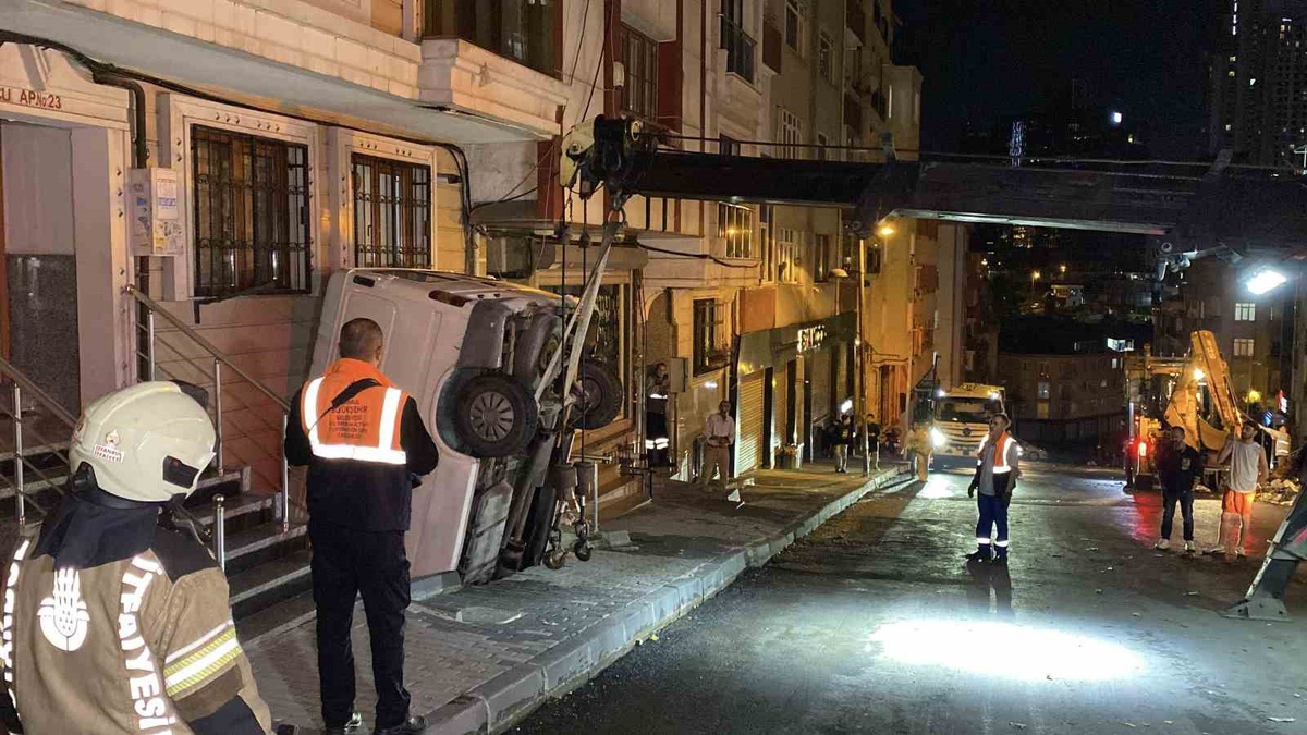 Şişli\'de panelvan apartman boşluğuna düştü, pazarcı hafif yaralandı