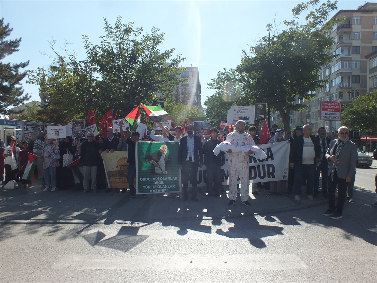 Sivas\'ta Gazze soykırımının 3. yılında yürüyüşte İsrail ve ABD protesto edildi