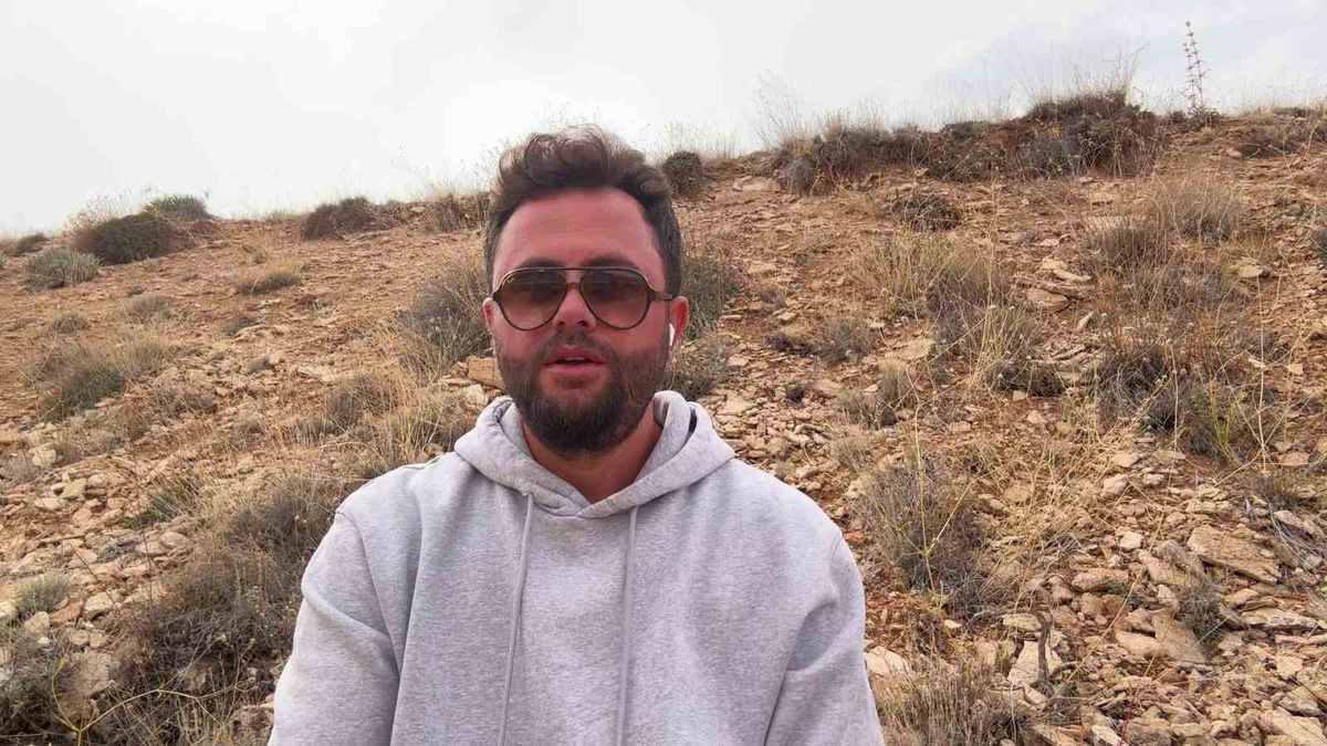 Sivas Gürün\'de porsuk yuvasındaki Kangal yavrularını çobanlar elleriyle besliyor