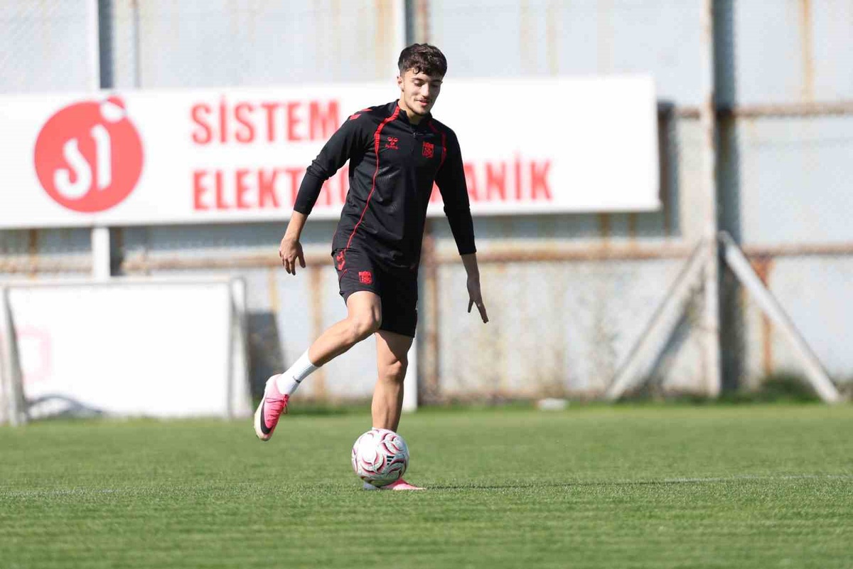 Sivasspor, Bandırmaspor deplasmanı öncesi antrenmanda pas ve taktiğe ağırlık verdi