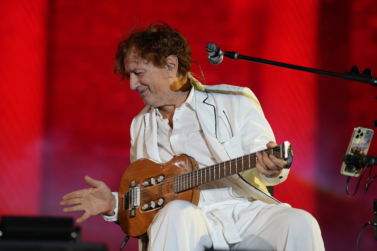 Bregovic, Soma\'daki maden göçüğü nedeniyle ertelenen konserinde Sardes\'te sahne aldı