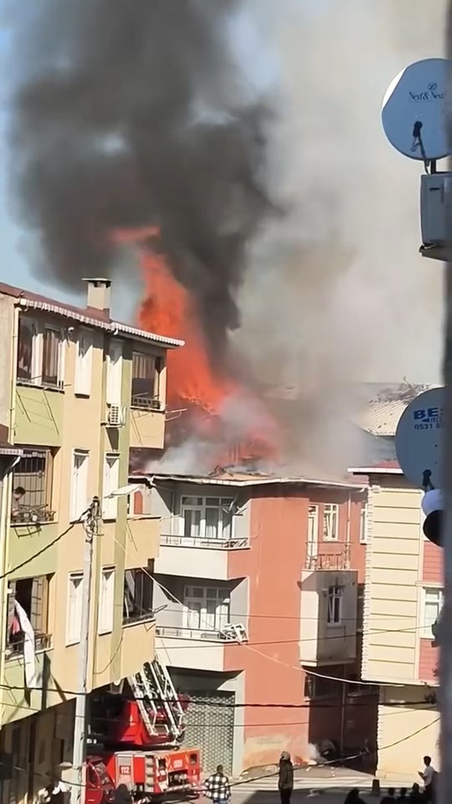 Sultanbeyli'de 3 katlı binanın çatısındaki yangın söndürüldü, ölen yaralanan olmadı