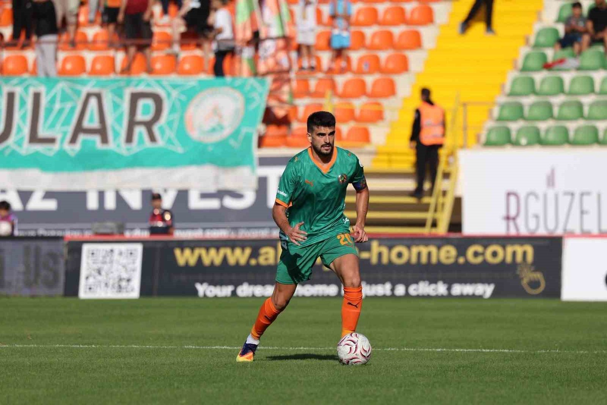Alanyaspor-Erzurumspor FK maçında ilk yarı golsüz bitti, Eren Tozlu sarı kart gördü