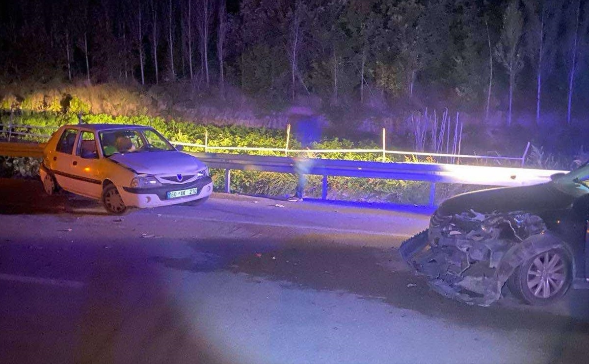 Tokat-Niksar kara yolu Gökdere Kavşağı\'nda iki otomobil çarpıştı, 6 kişi yaralandı.