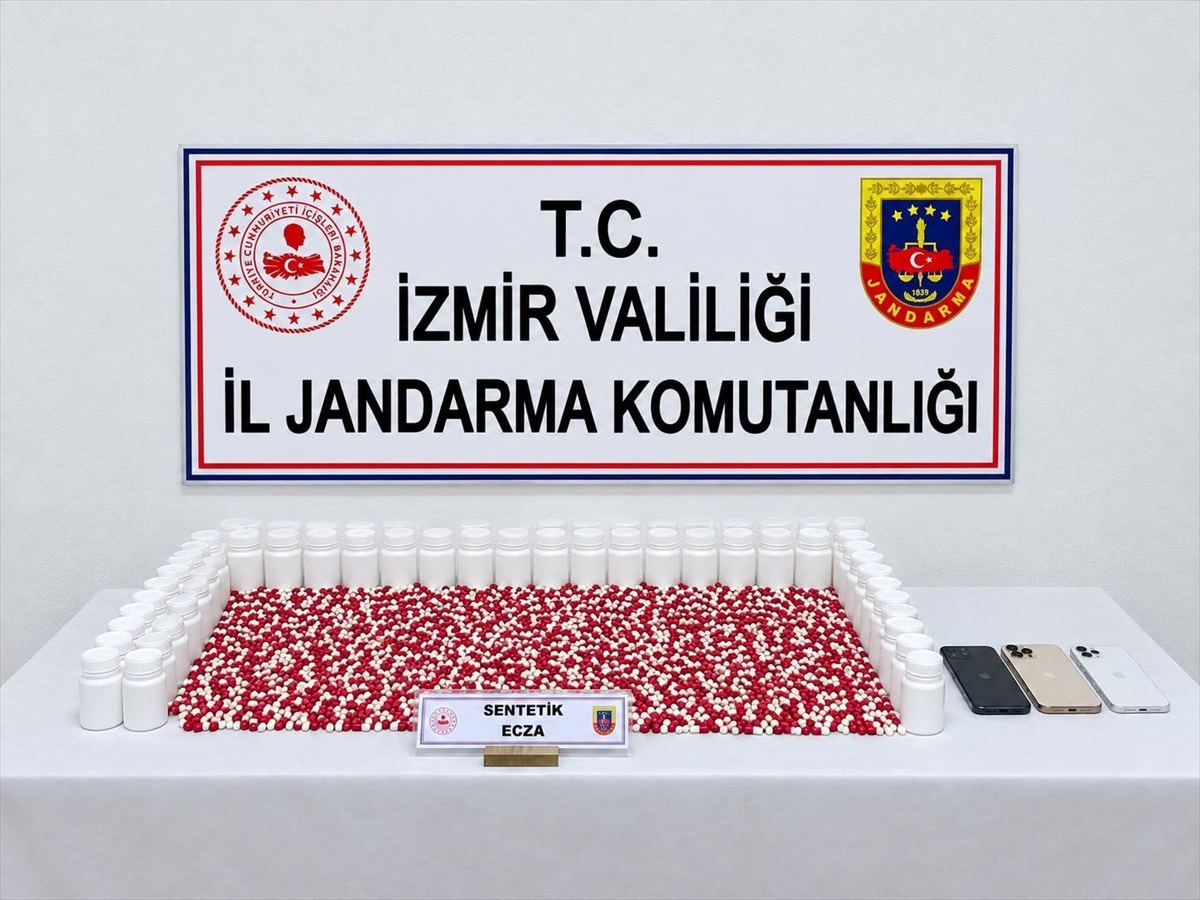 İzmir Torbalı\'da adrese baskın yapan jandarma 2 bin 158 uyuşturucu hap ele geçirdi