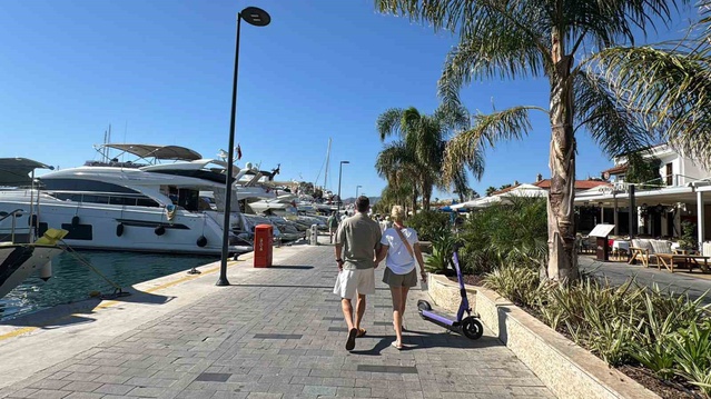 Marmaris'e üç kruvaziyerle gelen 9 bin 400 turist çarşı ve limanda hareket yarattı