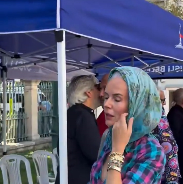 Usta ismin cenazesinde dekolte krizi! Başını örttü ama kıyafetine eleştiri yağdı