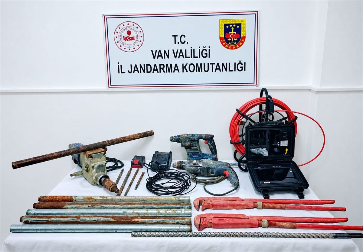Van Çaldıran\'da kaçak kazı yapan 2 şüpheli suçüstü yakalandı, kazı ekipmanı bulundu