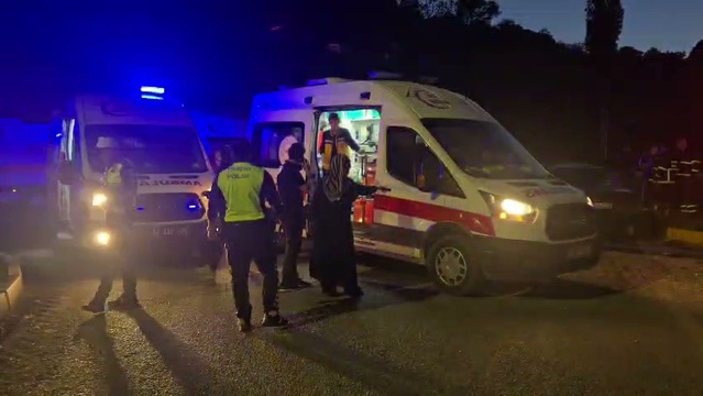 Zonguldak'ta kavşakta çarpışan iki araçtaki 6 yaralı hastaneye kaldırıldı