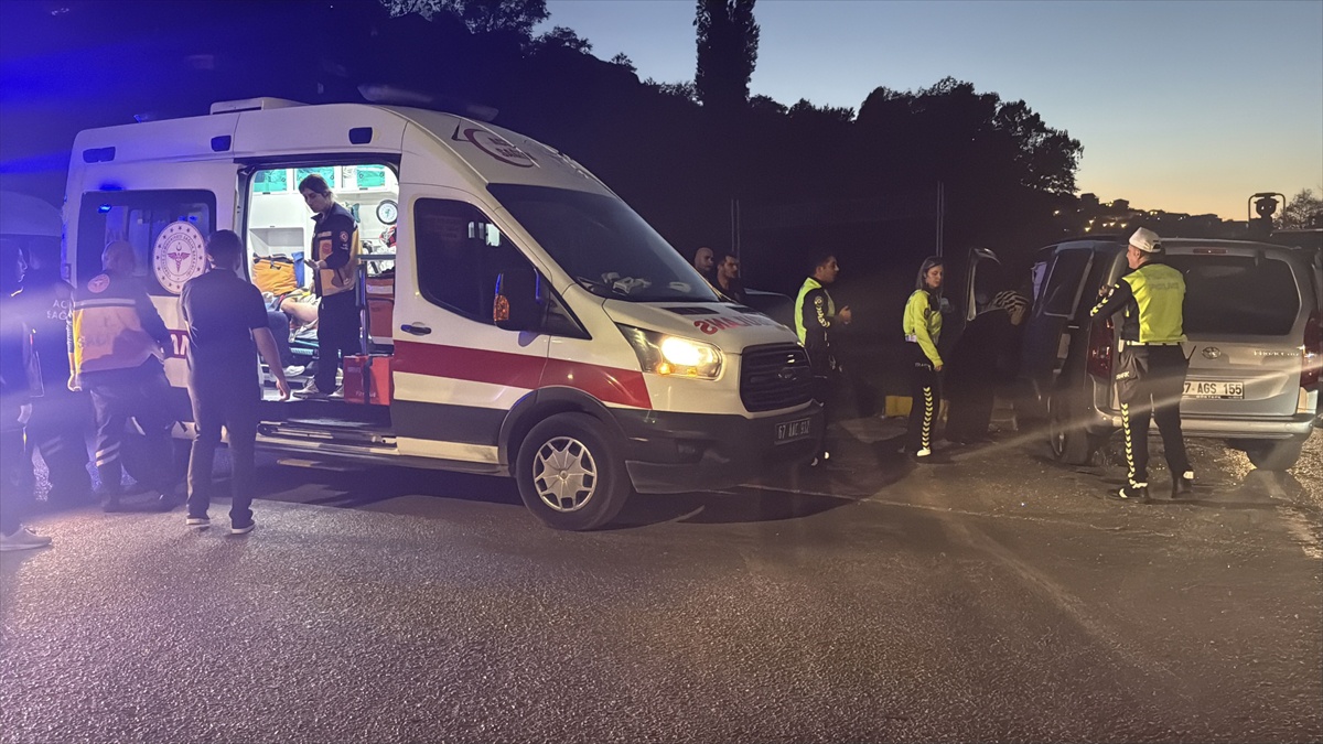 Zonguldak\'ta tünelde otomobil ile hafif ticari araç çarpıştı, 6 kişi yaralandı