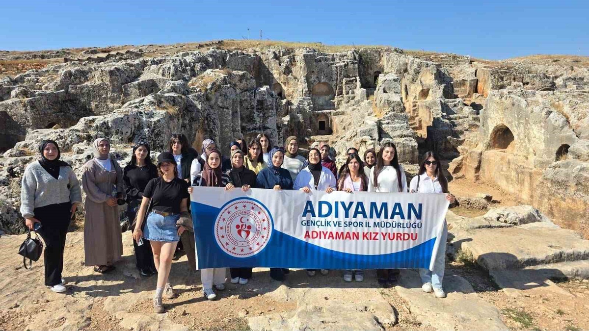 Adıyaman Kız Yurdu öğrencileri \'Gelin Tanış Olalım\' gezisiyle kentin tarihini öğrendi